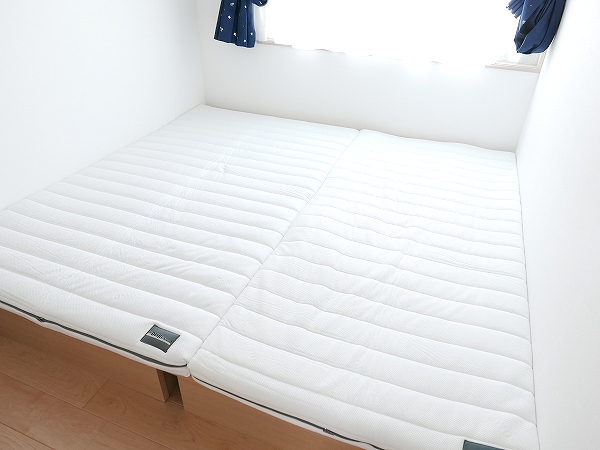 四畳半をシングルベッド2台とsomrestaのマットレスで極上の寝室に変えるオススメの組み合わせとは