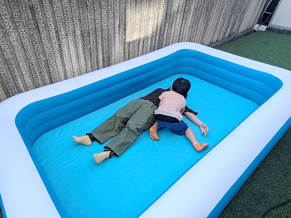【このサイズが欲しかった！】横幅3mの長方形大型ビニールプールなら大人も子供も一緒に楽しめるよ！